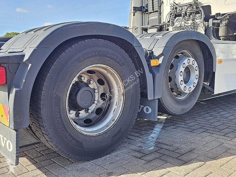 Tractor Volvo 460 6X2 GLOBE SKIRTS