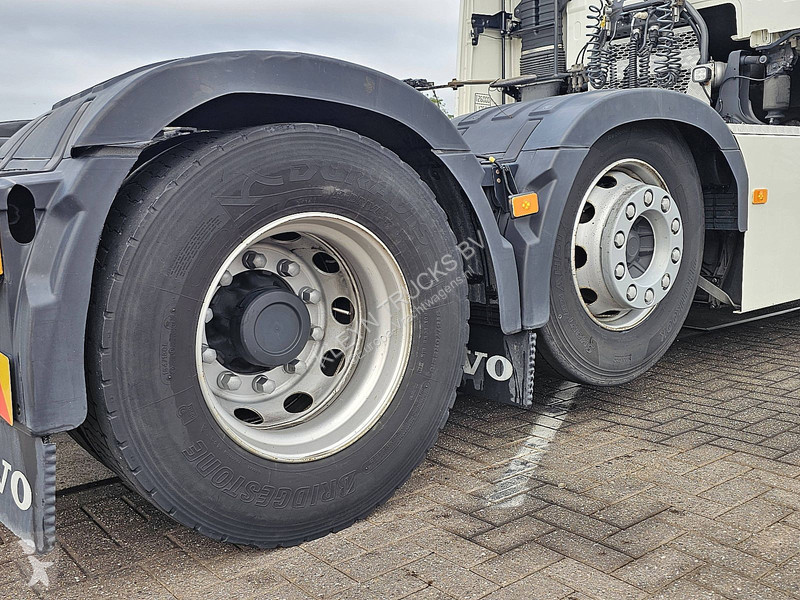 Cap tractor Volvo 460 6X2 GLOBE
