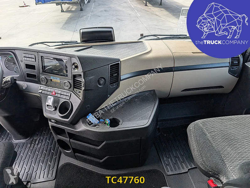 Тягач Mercedes 1851