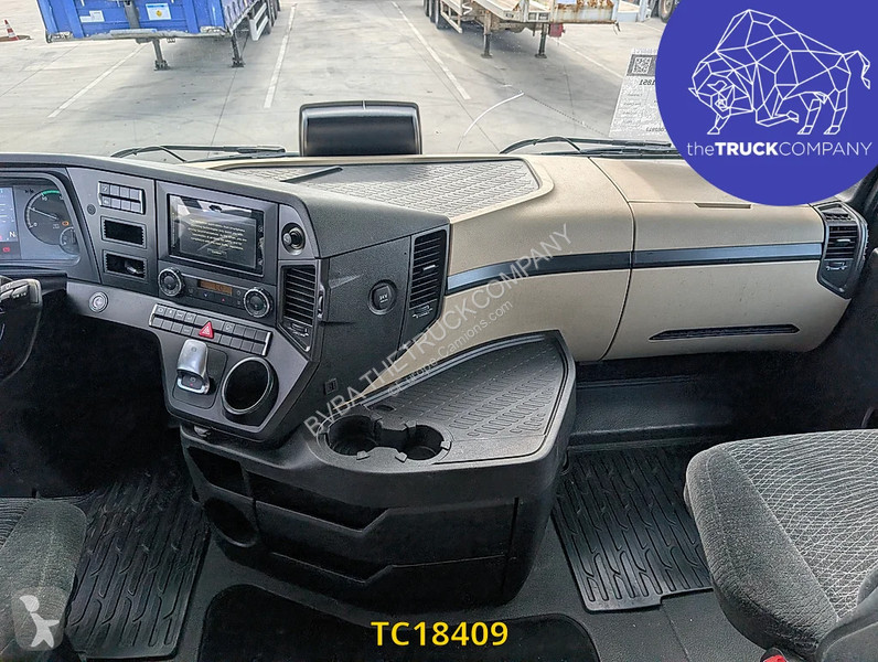 Тягач Mercedes 1851