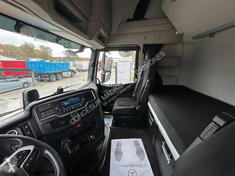 Iveco AS440S49T/P tractor unit