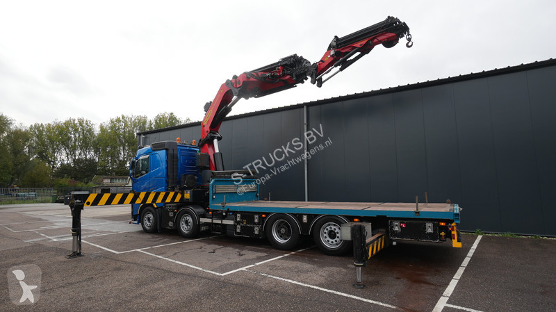 Tahač Volvo 8x2 flatbed truck with Palfinger PK...