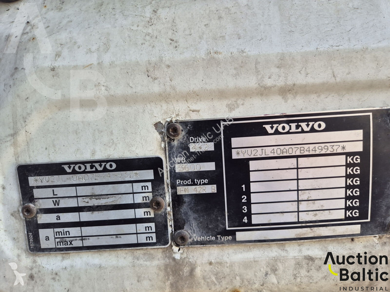 جرار Volvo 300