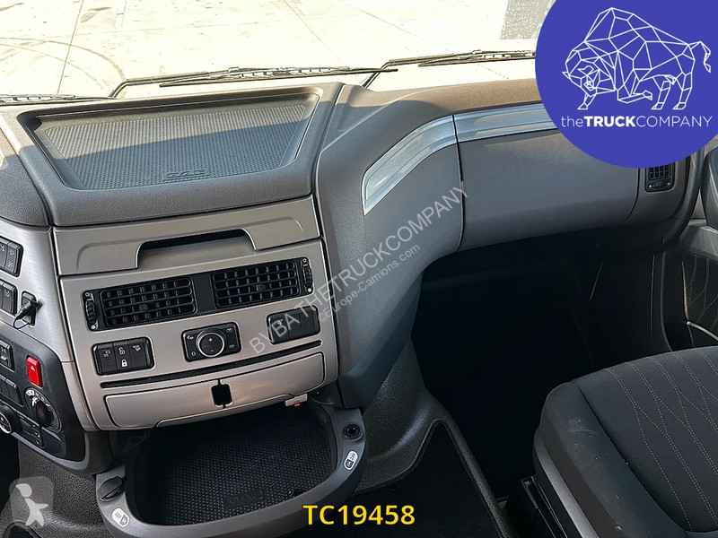 جرار DAF 530