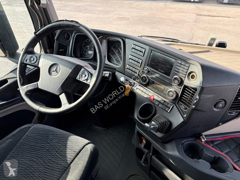 Nyergesvontató Mercedes 2551