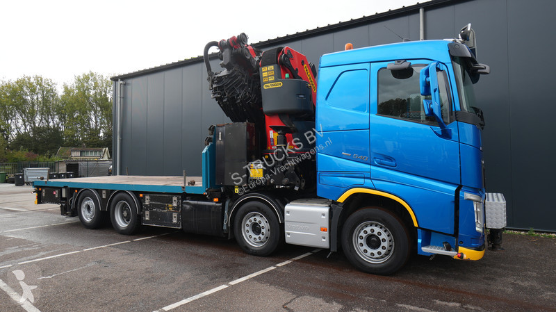 Tahač Volvo 8x2 flatbed truck with Palfinger PK...