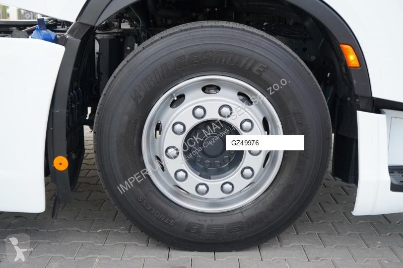 Влекач Iveco 490