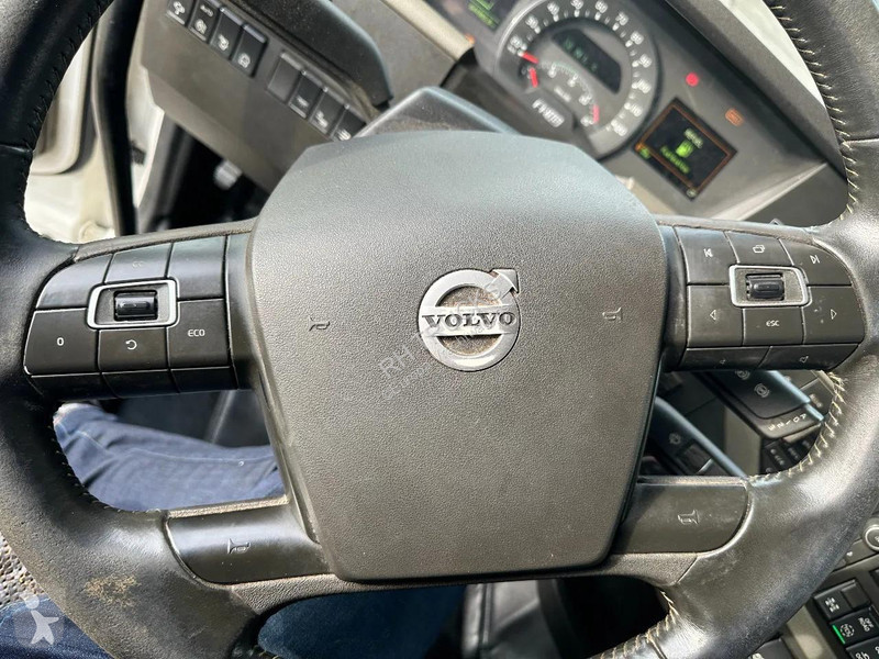 جرار Volvo 16750 8X4 - 180 TON - POWER STEERING...
