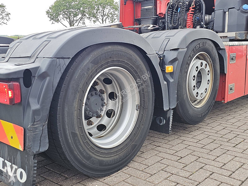 Trekker Volvo 460 6X2 XENON SKIRTS
