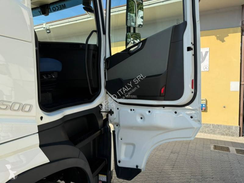 Tahač Volvo 500
