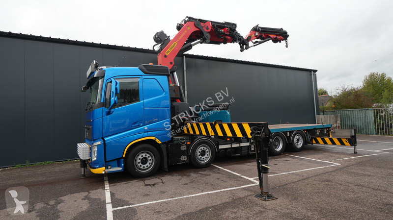 Tahač Volvo 8x2 flatbed truck with Palfinger PK...
