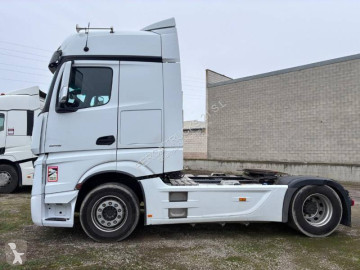 Cabeza tractora Mercedes