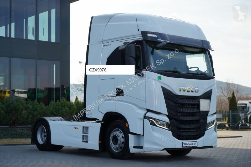 Влекач Iveco 490