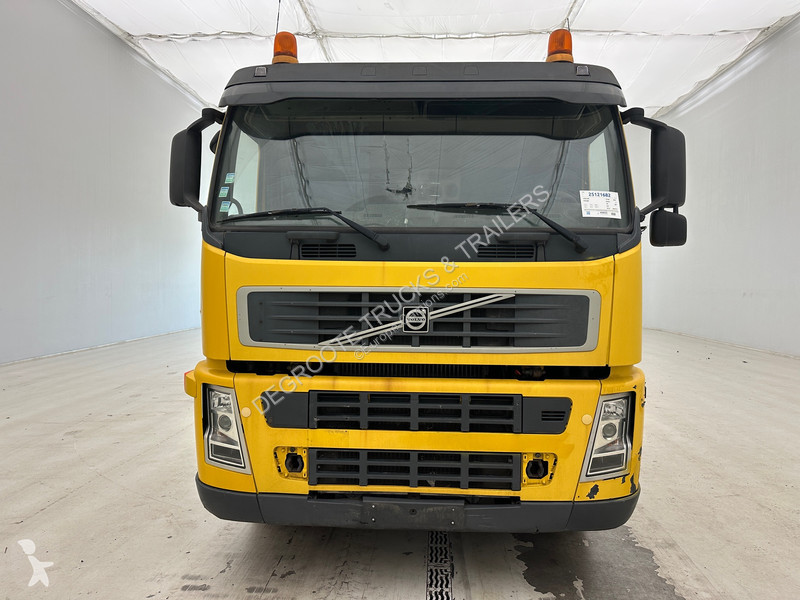 جرار Volvo 400