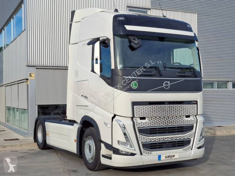 جرار Volvo