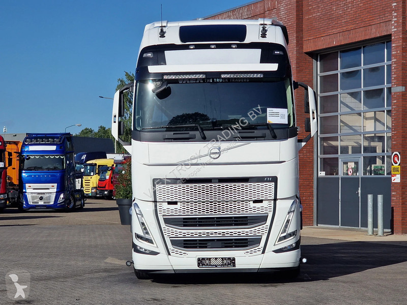 Tahač Volvo 13500 Globetrotter XL 6x2 -...