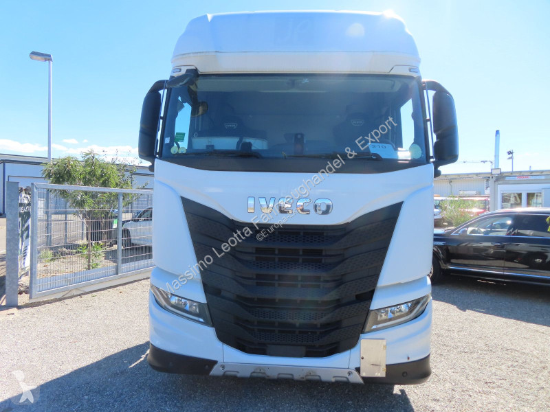 Nyergesvontató Iveco 490