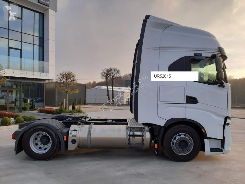 Iveco 460 LNG tractor unit