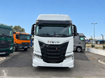 Влекач Iveco