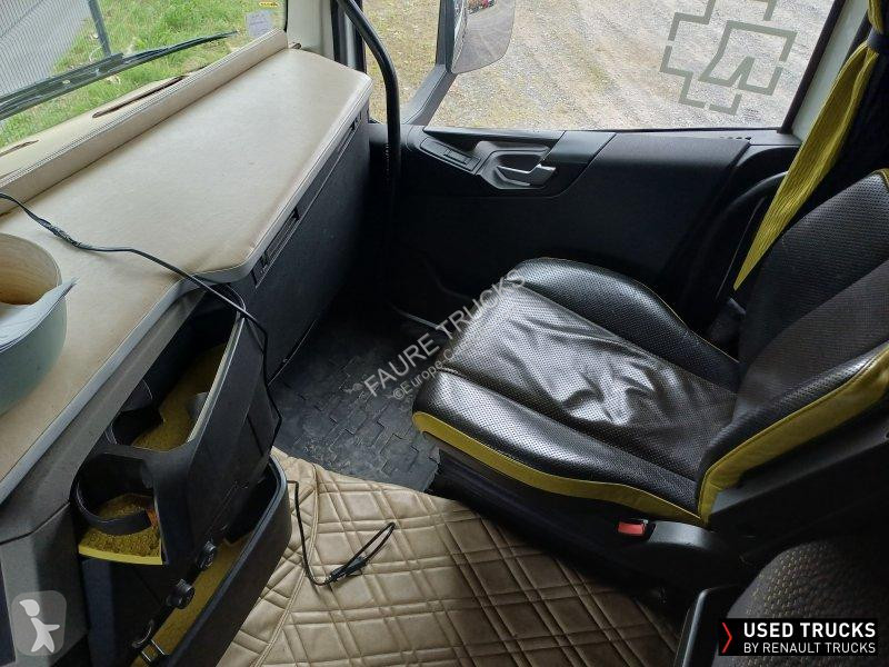 جرار Volvo