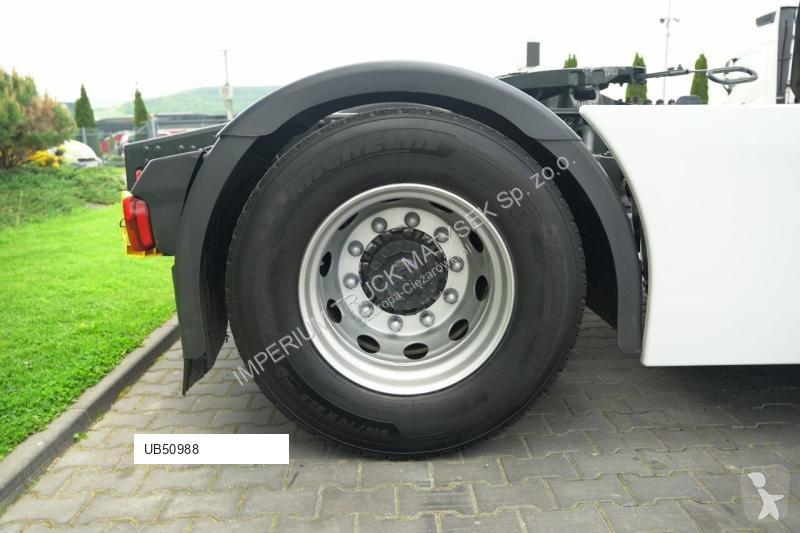 Влекач Iveco / 490