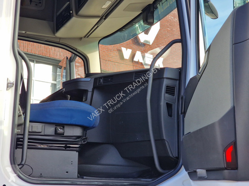 Cap tractor Volvo 13500 Globetrotter XL 6x2 -...