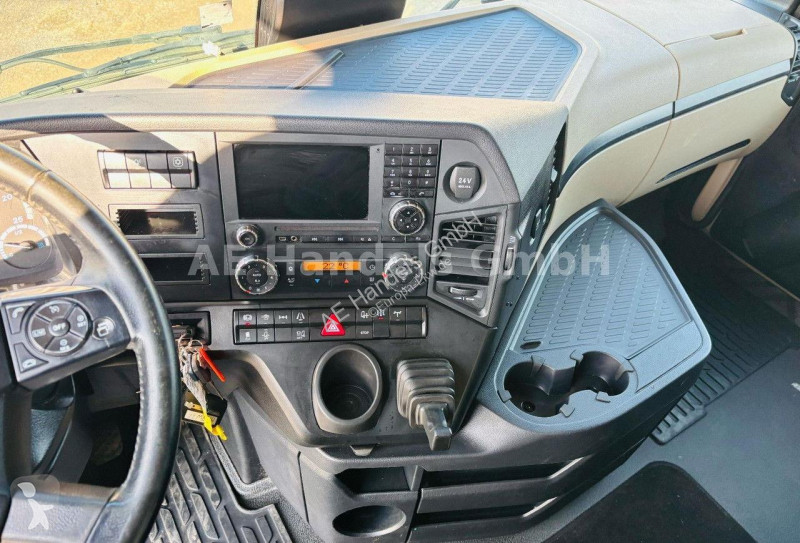 Tahač Mercedes