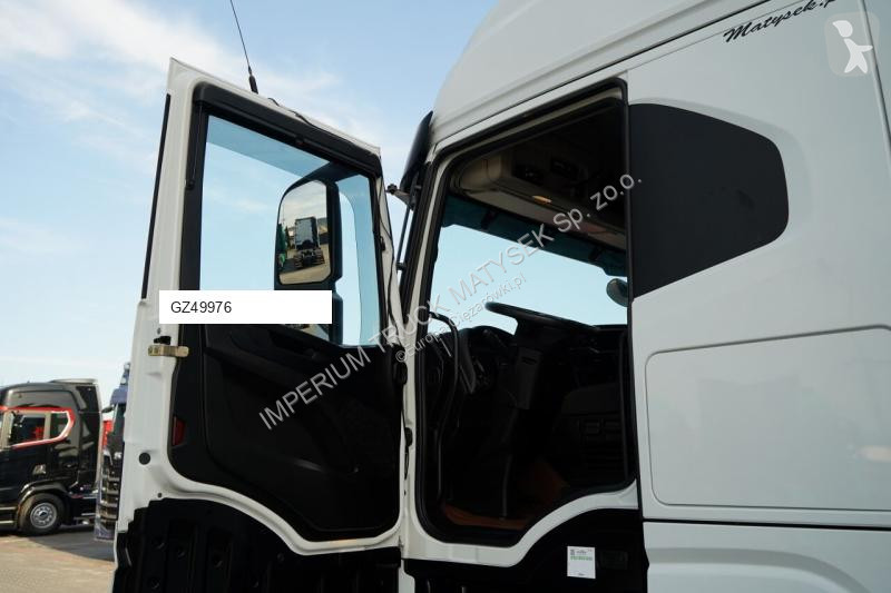 Влекач Iveco 490