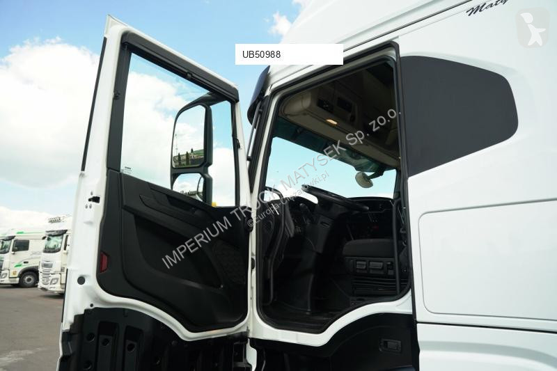 Влекач Iveco / 490