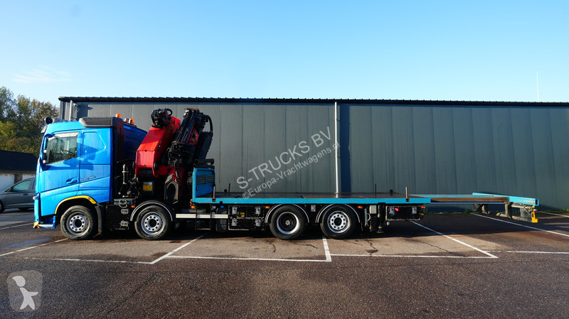 Cabeza tractora Volvo 8x2 flatbed truck with...