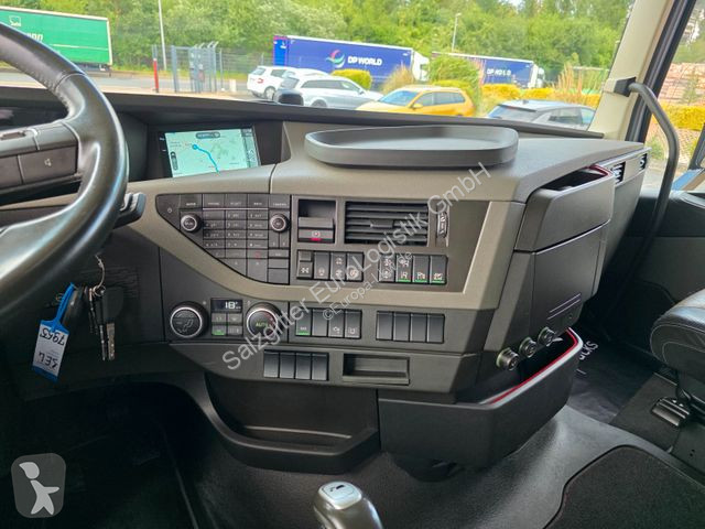 Tahač Volvo / Retarder / Standklima / TV / 6D