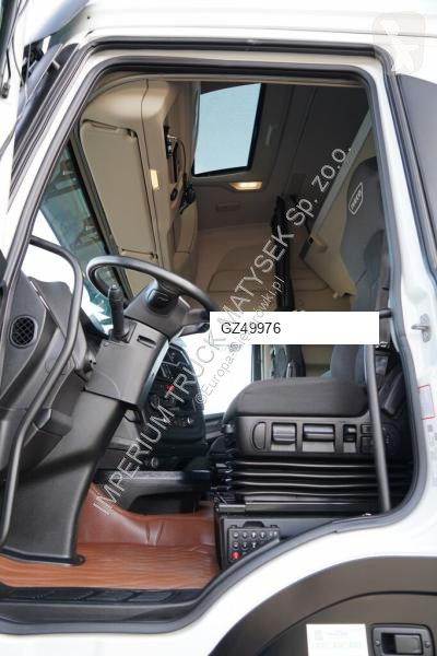 Влекач Iveco 490