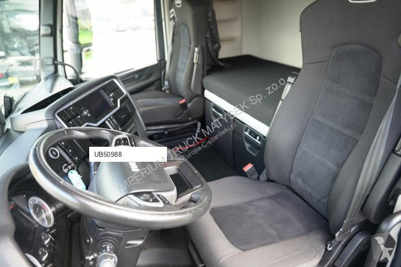 Влекач Iveco / 490