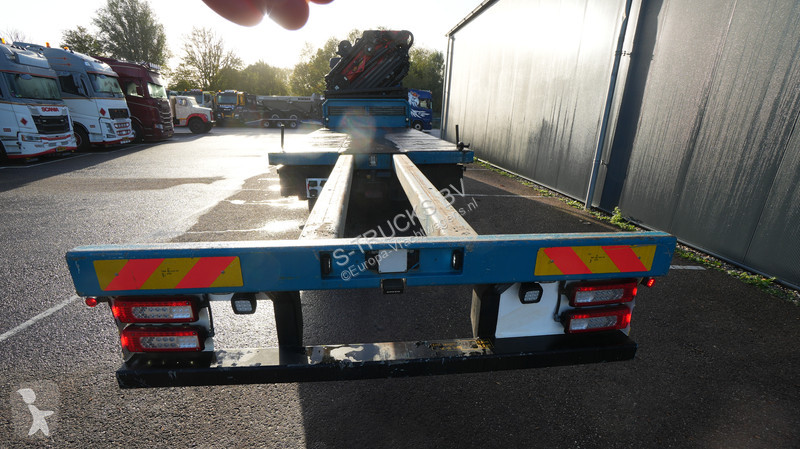 Cabeza tractora Volvo 8x2 flatbed truck with...
