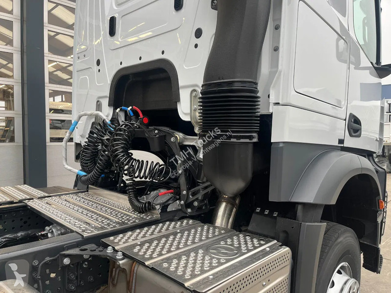 Tractor Mercedes 2045 S 4x2 Tractor Head