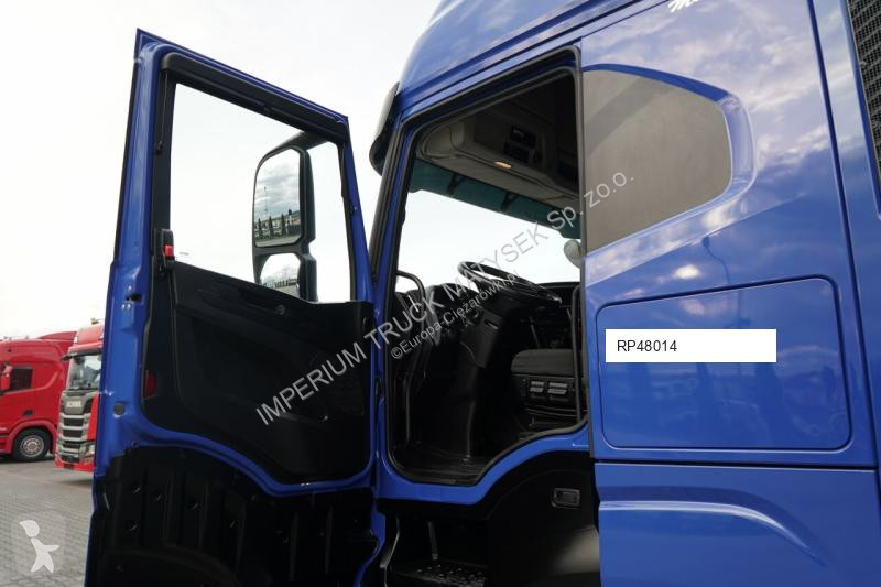 Влекач Iveco 460