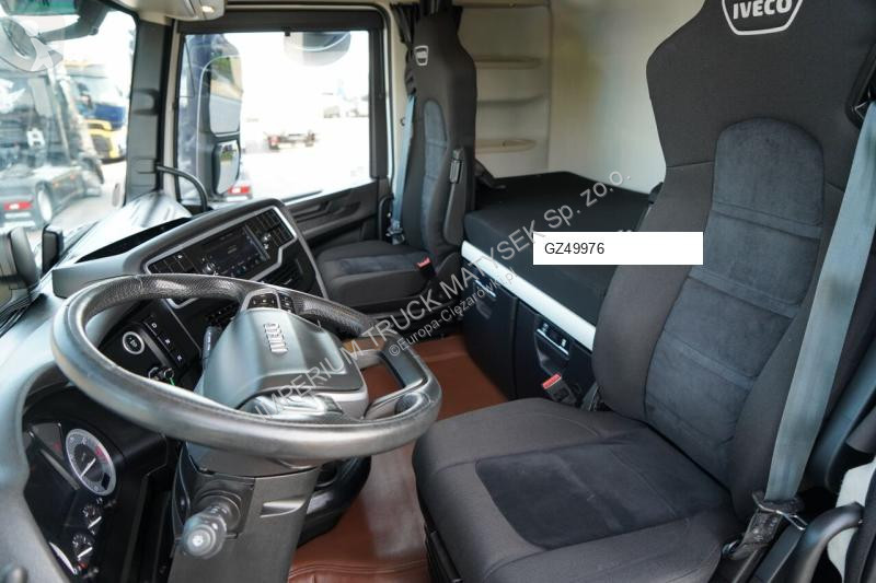 Влекач Iveco 490