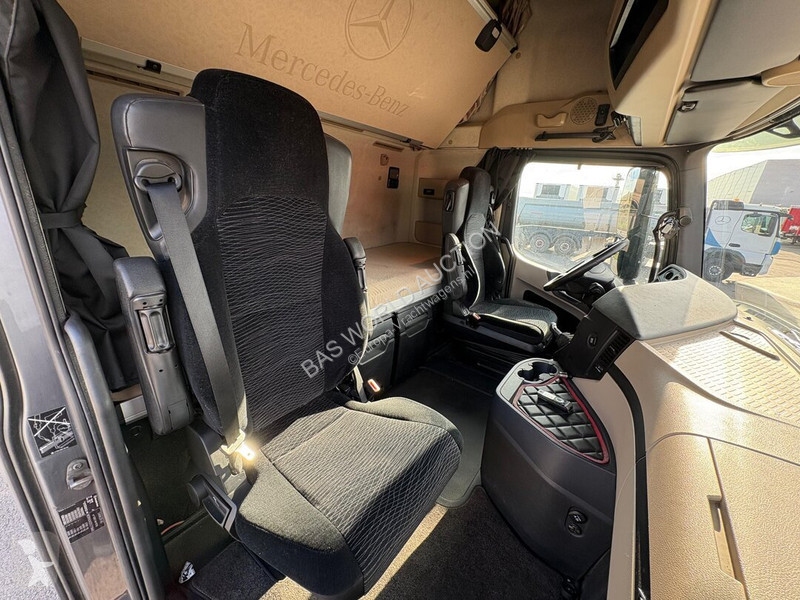 Nyergesvontató Mercedes 2551