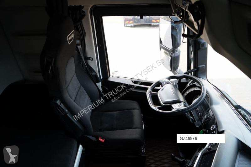Влекач Iveco 490