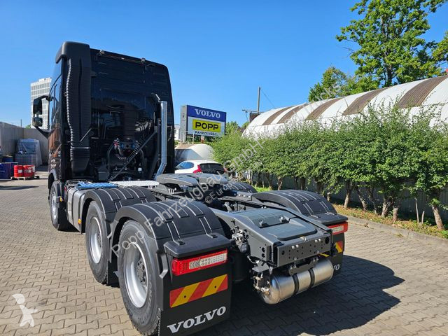 Tahač Volvo 6x4...