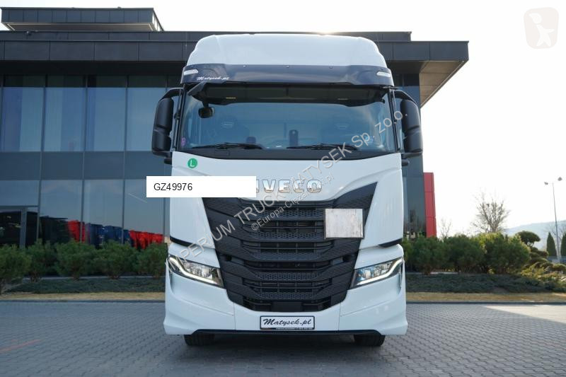 Влекач Iveco 490
