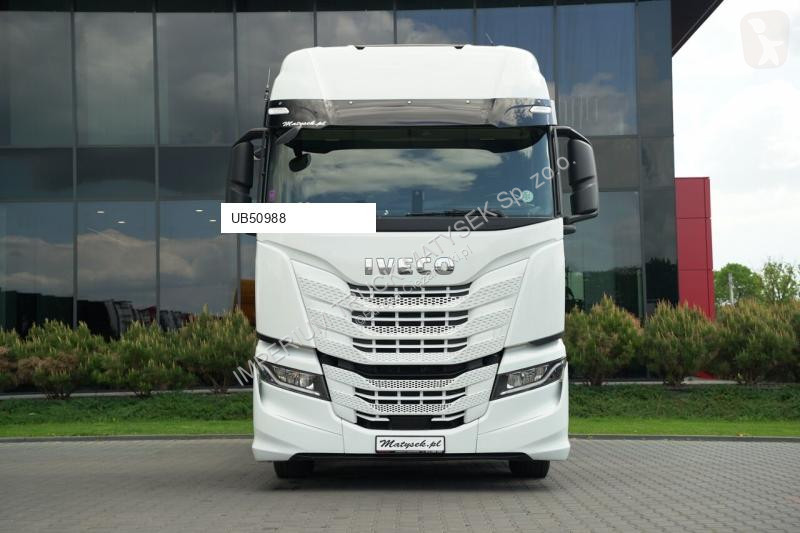 Влекач Iveco / 490