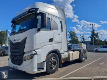 Влекач Iveco S-WAY 490