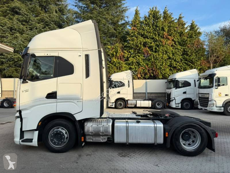 Iveco 490 tractor unit