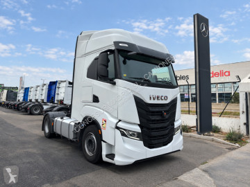 Влекач Iveco