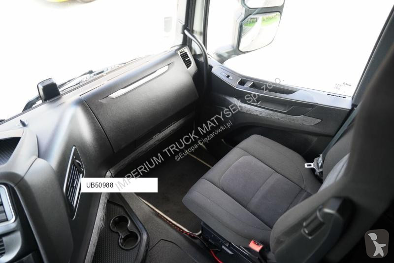 Влекач Iveco / 490