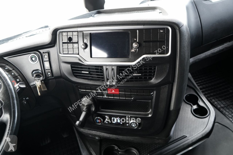 Влекач Iveco 460