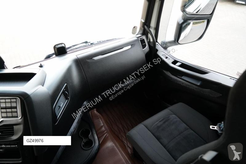 Влекач Iveco 490