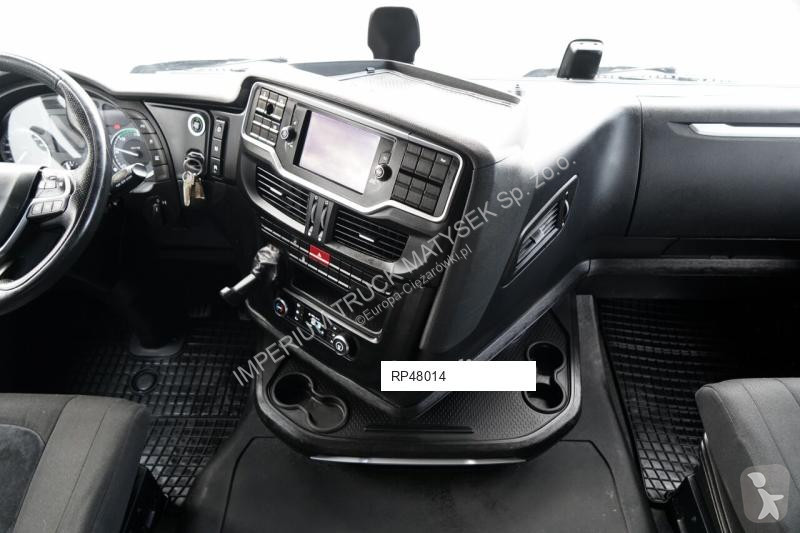 Влекач Iveco 460
