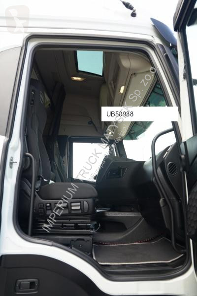 Влекач Iveco / 490